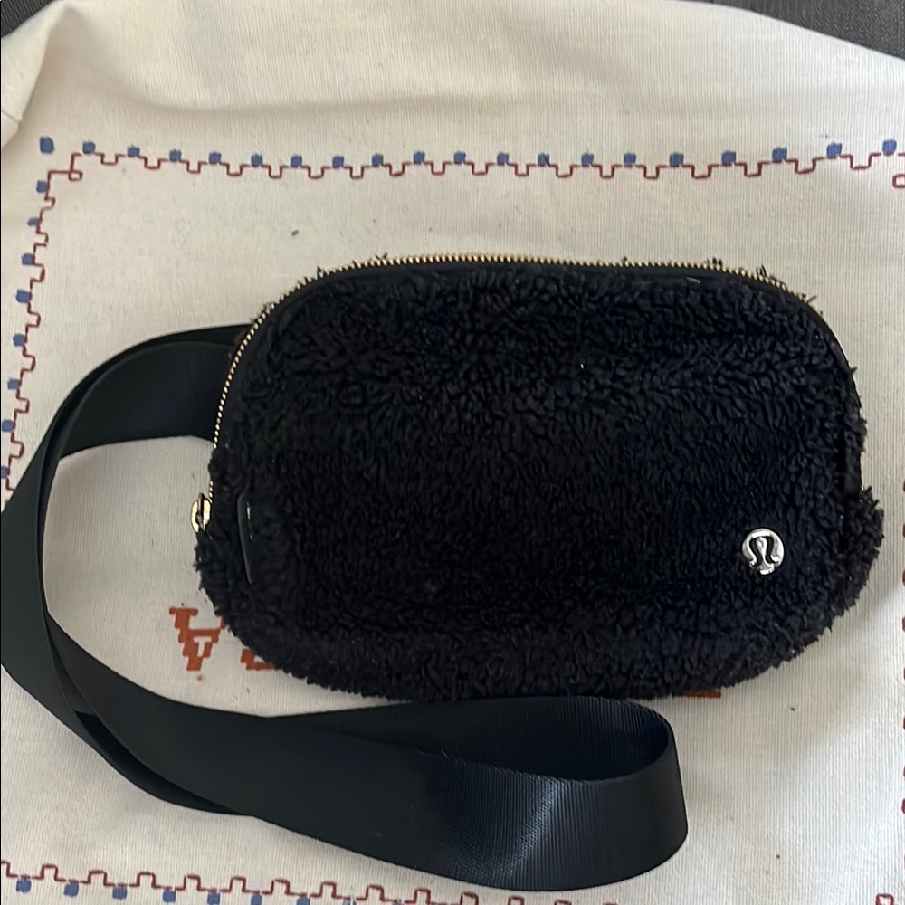 lululemon athletica Black Sherpa everywhere belt Bag